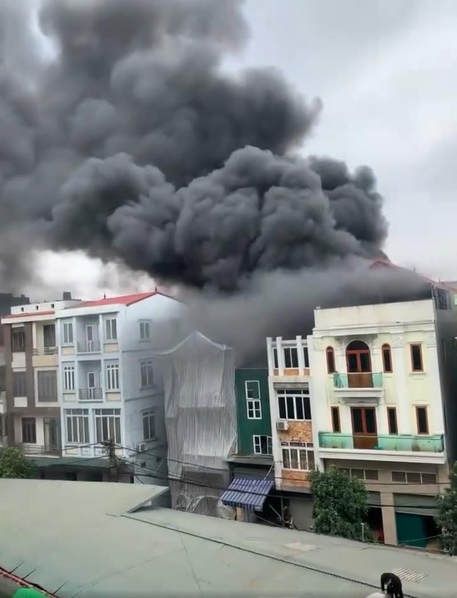 Cháy lớn kho chứa hàng tại xã Ninh Hiệp- Ảnh 2.