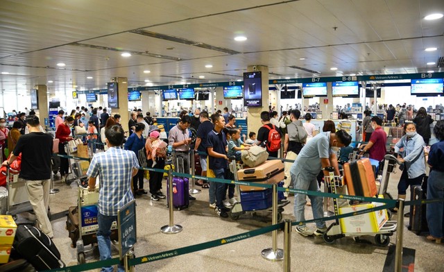 Lượng khách quốc tế đến sân bay vượt kỷ lục nhiều năm trở lại đây- Ảnh 2.