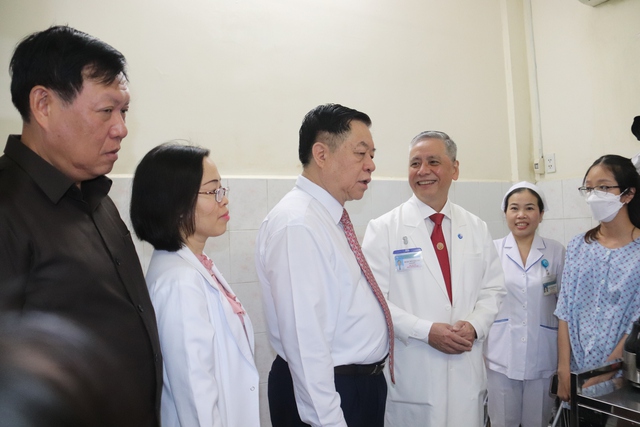 Trưởng Ban Tuyên giáo Trung ương thăm, chúc mừng các bệnh viện tại TPHCM nhân Ngày Thầy thuốc Việt Nam- Ảnh 2.
