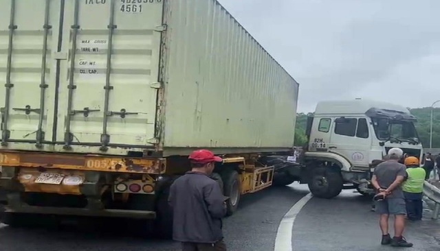 Lại xảy ra tai nạn trên tuyến cao tốc Cam Lộ - La Sơn- Ảnh 1.