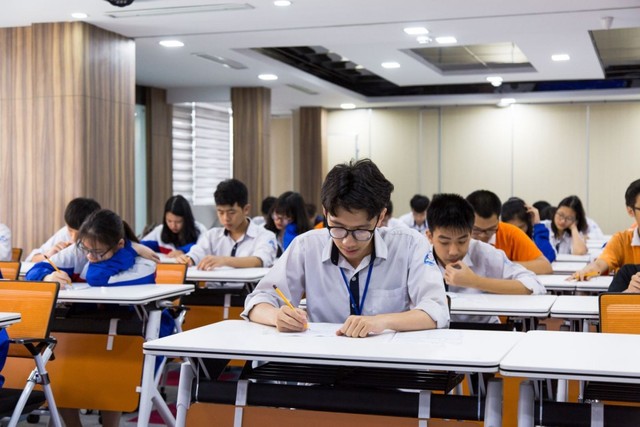 Bộ GD&ĐT 'tuýt còi' tuyển thẳng lớp 10 bằng IELTS, các tỉnh điều chỉnh thế nào?- Ảnh 1.