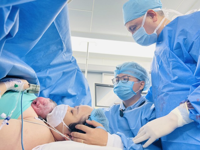 Em bé được can thiệp thông tim xuyên bào thai thứ 2 chào đời khỏe mạnh- Ảnh 1.