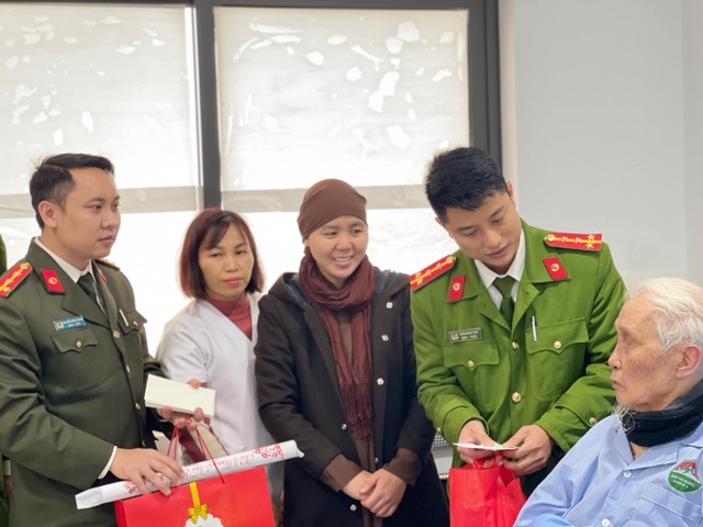 Bác sĩ, nhân viên y tế ở Hà Nội túc trực xuyên Tết, sẵn sàng cứu chữa bệnh nhân- Ảnh 2.