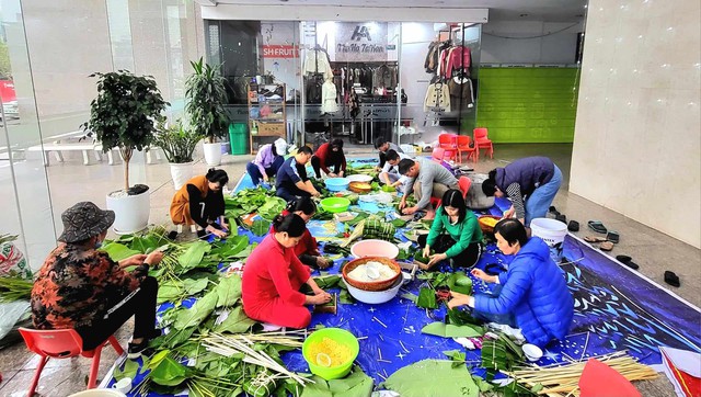 Người Hà Nội rủ nhau đụng lợn, gói bánh chưng chờ Tết- Ảnh 1.