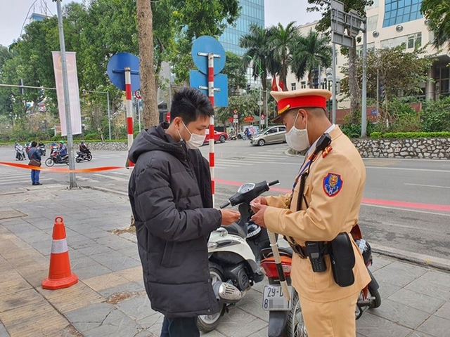 Hành vi rú ga liên tục khi tham gia giao thông bị xử phạt bao nhiêu tiền?- Ảnh 2.