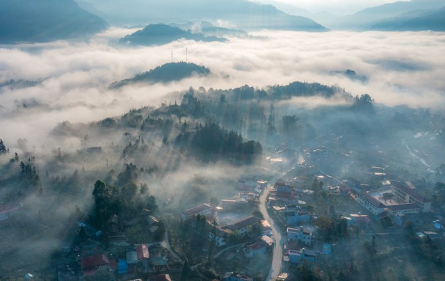 Huyền ảo thị trấn ẩn hiện trong mây giữa núi rừng Tây Bắc- Ảnh 2.