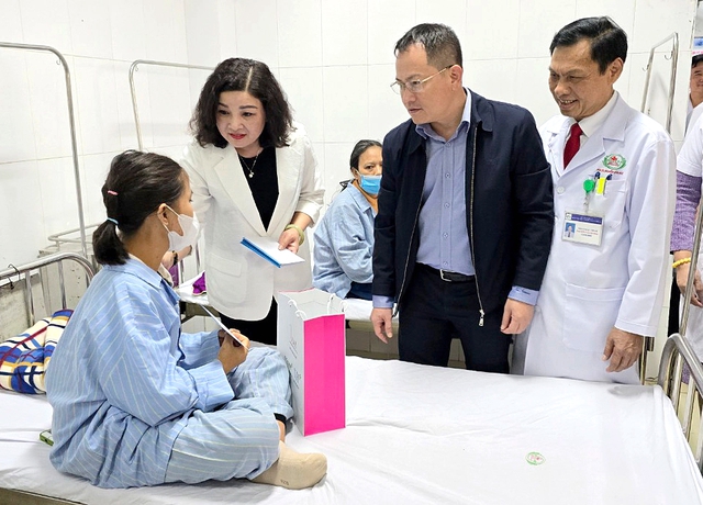 Lãnh đạo Sở Y tế Nghệ An thăm, tặng quà cho bệnh nhân suy thân đang điều trị tại BV HNĐK Nghệ An.