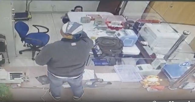 Khẩn trương truy bắt tên cướp ngân hàng ở Lâm Đồng trong chiều 28 Tết- Ảnh 2.