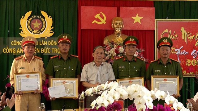 Lãnh đạo tỉnh Lâm Đồng khen thưởng tập thể, cá nhân phá nhanh vụ án cướp ngân hàng- Ảnh 3. Lãnh đạo tỉnh Lâm Đồng khen thưởng tập thể, cá nhân phá nhanh vụ án cướp ngân hàng- Ảnh 3.
