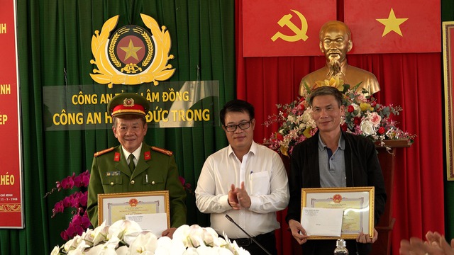 Lãnh đạo tỉnh Lâm Đồng khen thưởng tập thể, cá nhân phá nhanh vụ án cướp ngân hàng- Ảnh 2. Lãnh đạo tỉnh Lâm Đồng khen thưởng tập thể, cá nhân phá nhanh vụ án cướp ngân hàng- Ảnh 2.