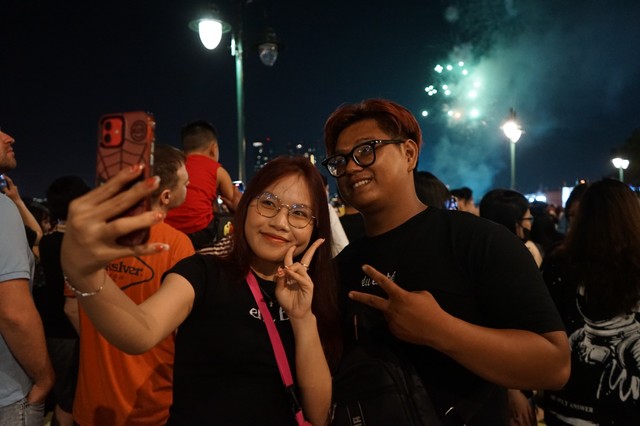 Người dân TPHCM hào hứng với màn pháo hoa mừng Xuân Giáp Thìn 2024- Ảnh 2.
