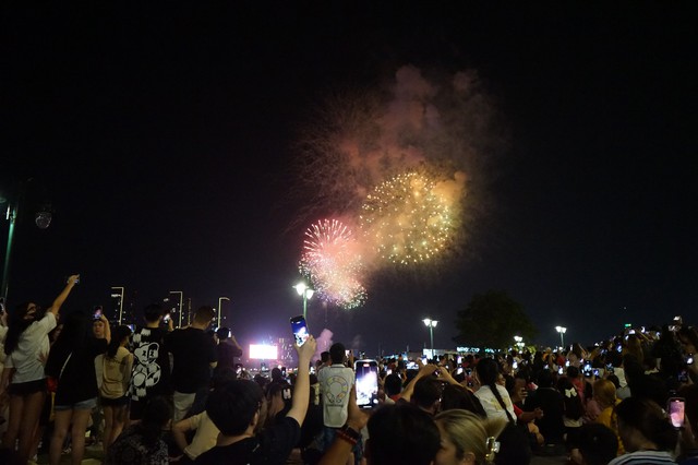 Người dân TPHCM hào hứng với màn pháo hoa mừng Xuân Giáp Thìn 2024- Ảnh 4.