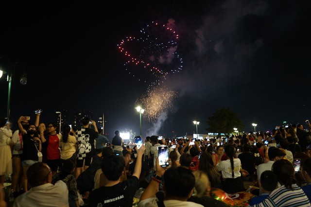 Người dân TPHCM hào hứng với màn pháo hoa mừng Xuân Giáp Thìn 2024- Ảnh 6.