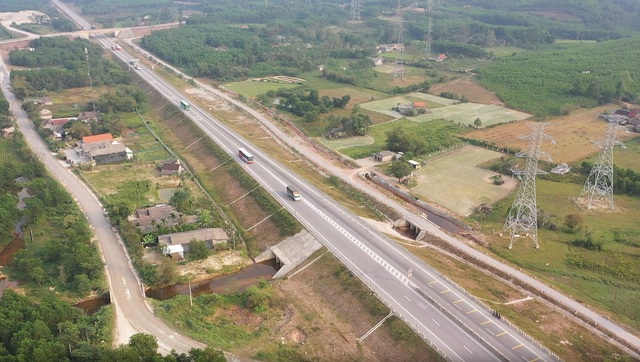 Bổ sung biển báo trên cao tốc Cam Lộ - La Sơn sau tai nạn nghiêm trọng- Ảnh 1.