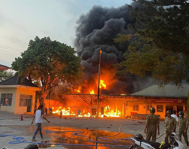 VIDEO: Cháy dữ dội ở kho giữ xe tang vật của công an- Ảnh 1.