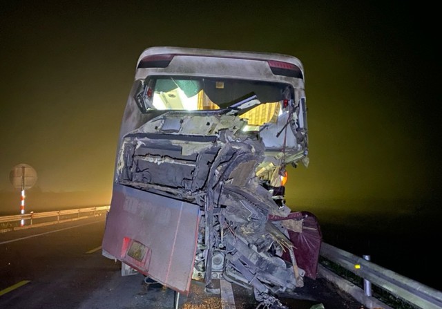 Lại tai nạn trên cao tốc Cam Lộ - La Sơn, nhiều người thương vong- Ảnh 3.
