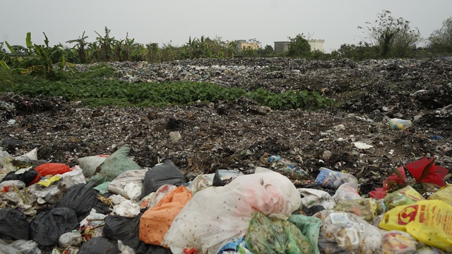 Thái Bình: Người dân ‘sống mòn’ cùng mùi hôi thối, khói bụi từ bãi rác khổng lồ- Ảnh 11.