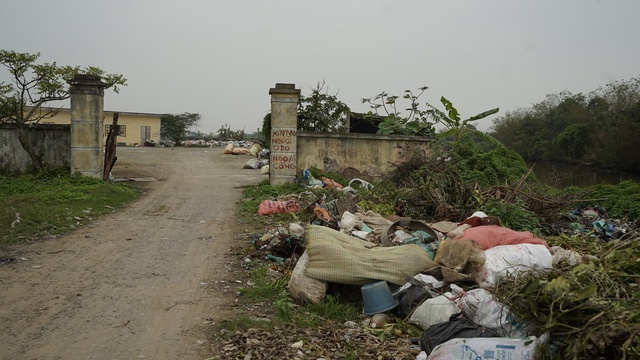Thái Bình: Người dân ‘sống mòn’ cùng mùi hôi thối, khói bụi từ bãi rác khổng lồ- Ảnh 10.