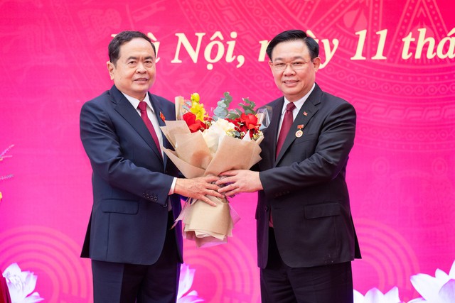 Chủ tịch Quốc hội Vương Đình Huệ nhận Huy hiệu 40 năm tuổi Đảng- Ảnh 2.