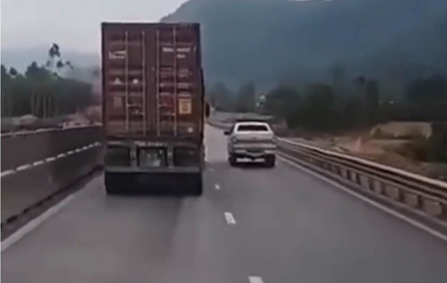 Video truy đuổi xe container đánh võng trên cao tốc như phim hành động- Ảnh 1.