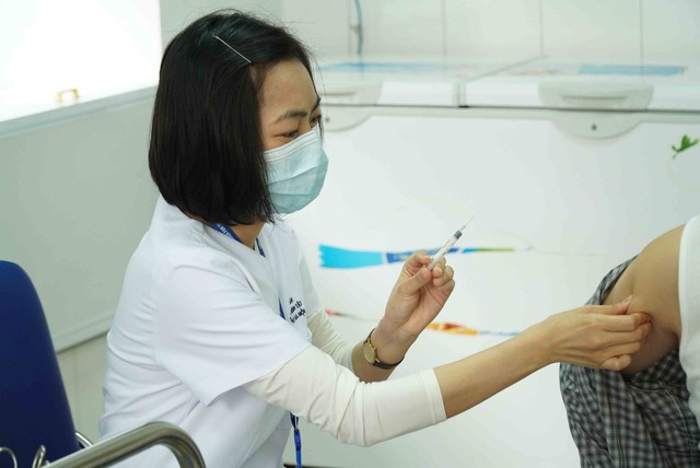 CDC Hà Nội đã đấu thầu được 16/32 loại vaccine để mở lại Phòng tiêm chủng - Ảnh 4.