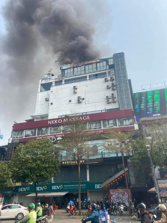 Video cháy lớn tại ngã 7 Ô Chợ Dừa, Hà Nội- Ảnh 3.