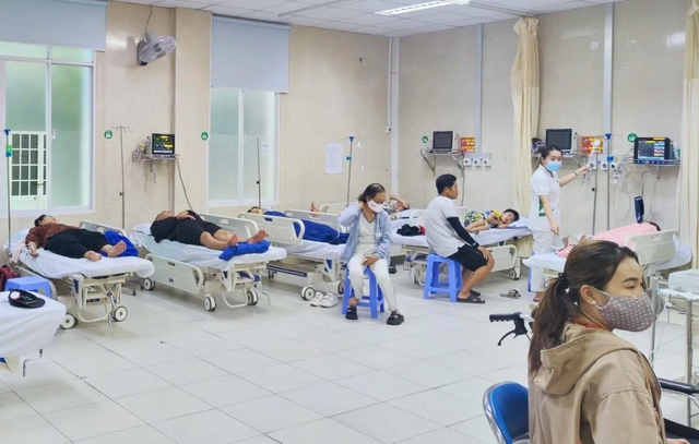 Nha Trang: 60 người nhập viện nghi ngộ độc sau ăn cơm gà Trâm Anh- Ảnh 1.