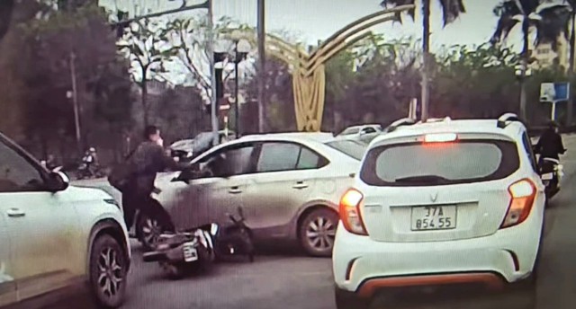 Nam thanh niên dùng mũ bảo hiểm đạp vỡ kính ô tô sau va chạm giao thông