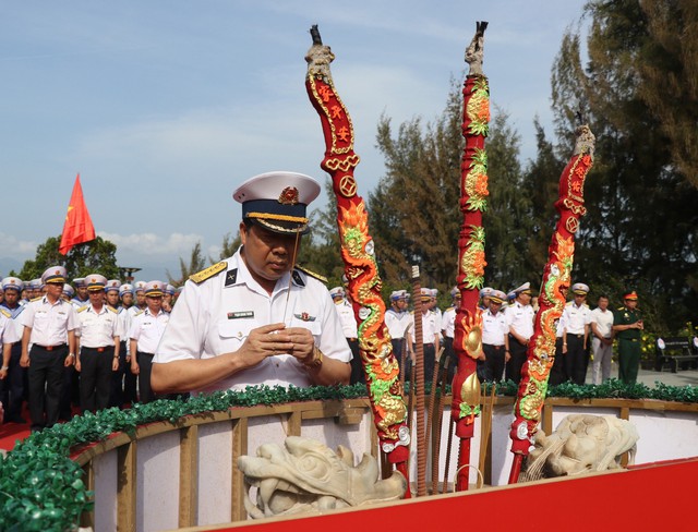 Dâng hương tưởng nhớ các chiến sĩ đã hy sinh ở Gạc Ma- Ảnh 2.