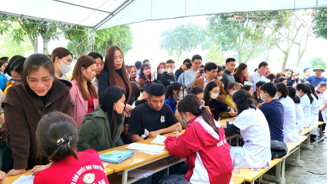 Ngay từ sáng sớm đã có hơn 1000 tình nguyện viên là cán bộ, công chức, viên chức, lực lượng vũ trang đến đăng ký tham gia hiến máu.