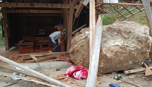 Nổ mìn khai thác đá, tảng đá nặng gần 4 tấn làm sập nhà dân- Ảnh 1.