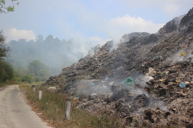 Khánh Hòa khắc phục khói bụi tại bãi rác Hòn Ngang sau phản ảnh của Báo SK&ĐS - Ảnh 1.