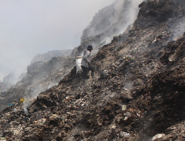 Khánh Hòa khắc phục khói bụi tại bãi rác Hòn Ngang sau phản ảnh của Báo SK&ĐS - Ảnh 2.