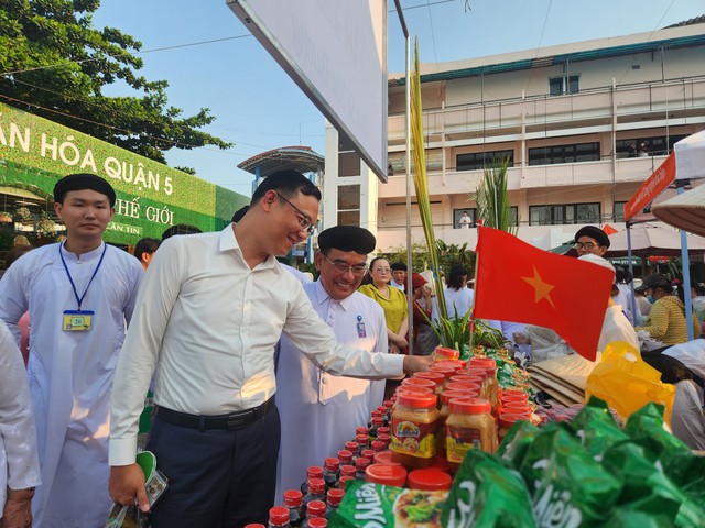 Người dân TPHCM háo hức đi chợ bằng lá- Ảnh 1.