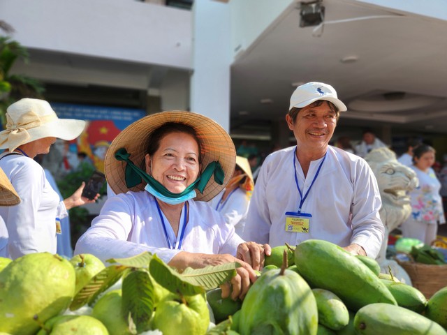 Người dân TPHCM háo hức đi chợ bằng lá- Ảnh 8.