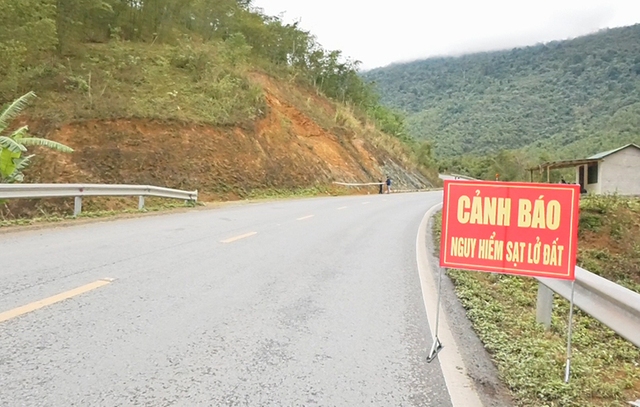 Lên phương án xử lý vết nứt tại chân dốc Sáp Ong sau phản ánh của Báo Sức khỏe và Đời sống- Ảnh 1.