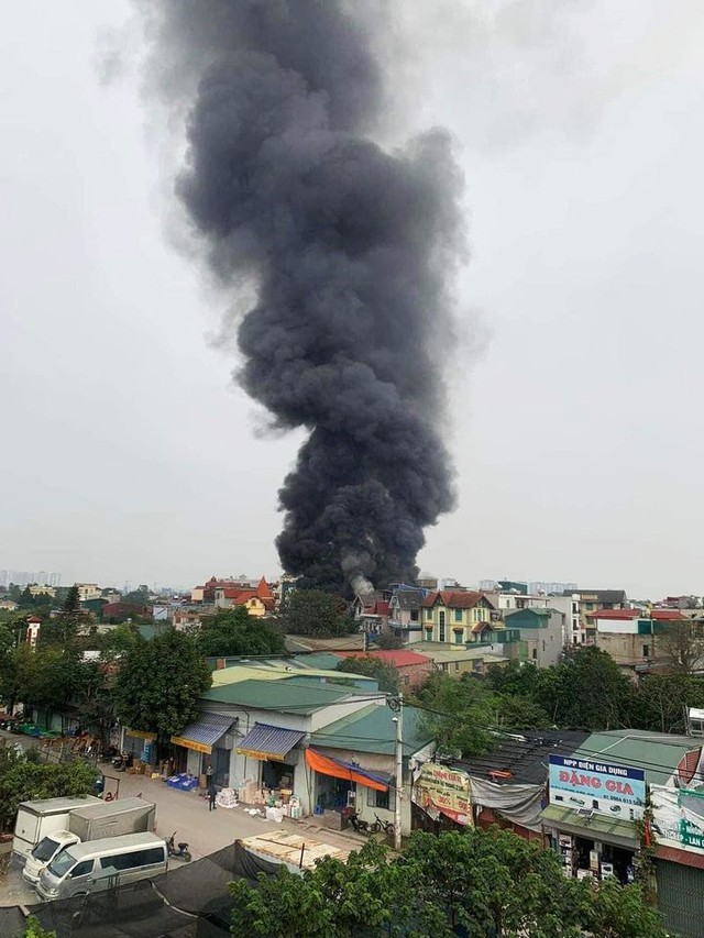 Cháy lớn tại Hà Đông, cột khói bốc cao hàng chục mét giữa khu dân cư- Ảnh 2.
