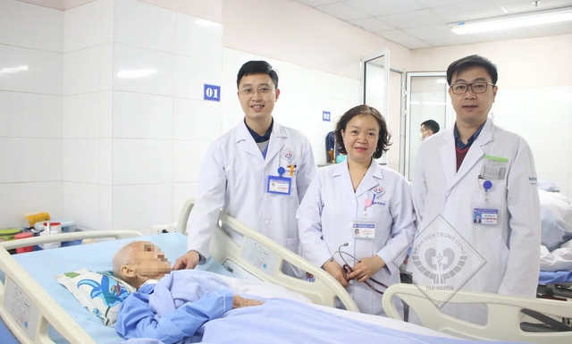 Cụ bà 101 tuổi bị nhồi máu cơ tim được  các y bác sĩ của BV Trung ương Thái Nguyên điều trị thành công.