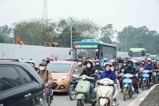 Ngao ngán cảnh 'nhích từng mét' tại nút giao Đại lộ Thăng Long - Lê Quang Đạo- Ảnh 6.