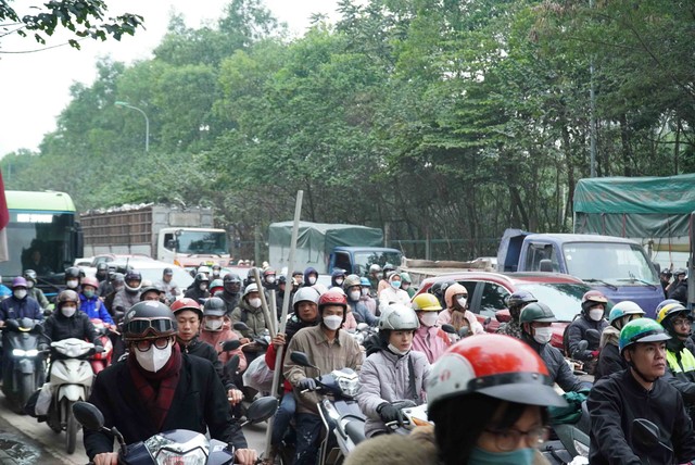 Ngao ngán cảnh 'nhích từng mét' tại nút giao Đại lộ Thăng Long - Lê Quang Đạo- Ảnh 1.