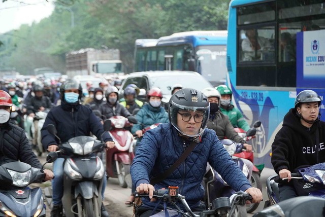 Ngao ngán cảnh 'nhích từng mét' tại nút giao Đại lộ Thăng Long - Lê Quang Đạo- Ảnh 2.