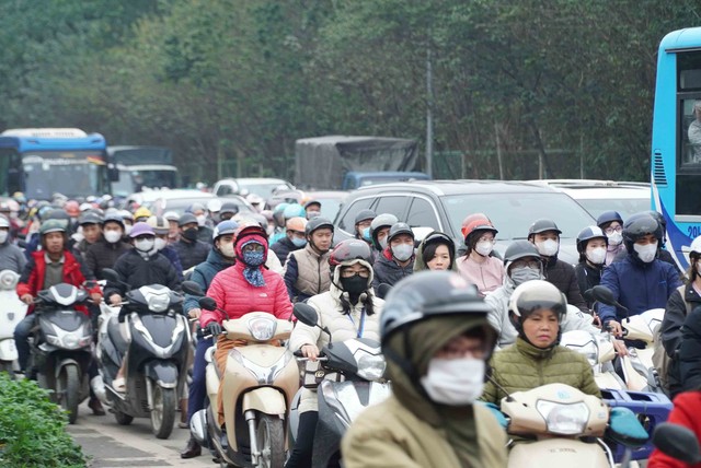 Ngao ngán cảnh 'nhích từng mét' tại nút giao Đại lộ Thăng Long - Lê Quang Đạo- Ảnh 8.