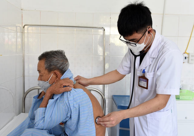 Khám, điều trị bệnh nhân lao tại Bệnh viện Phổi Nghệ An.