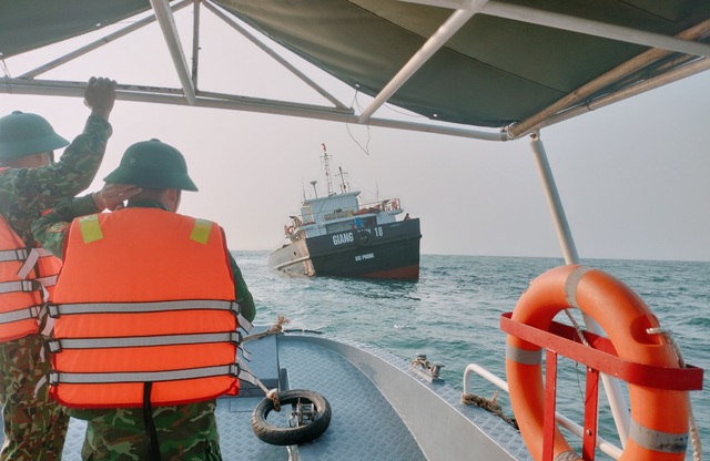Video: Tàu chở gần 3.000 tấn xi măng chìm trên biển Cù Lao Chàm- Ảnh 1.