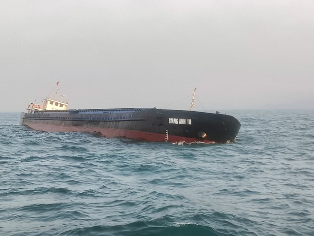 Chưa hút được dầu từ tàu hàng bị chìm trên biển Cù Lao Chàm- Ảnh 2.