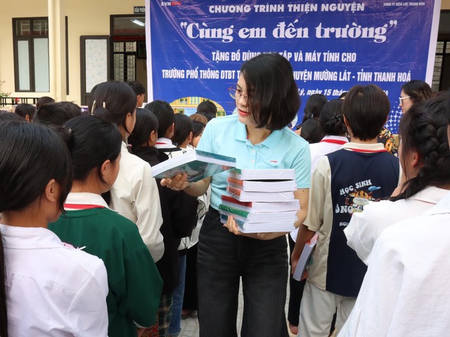 Những món quà gửi yêu thương tới học sinh huyện Mường Lát- Ảnh 2.