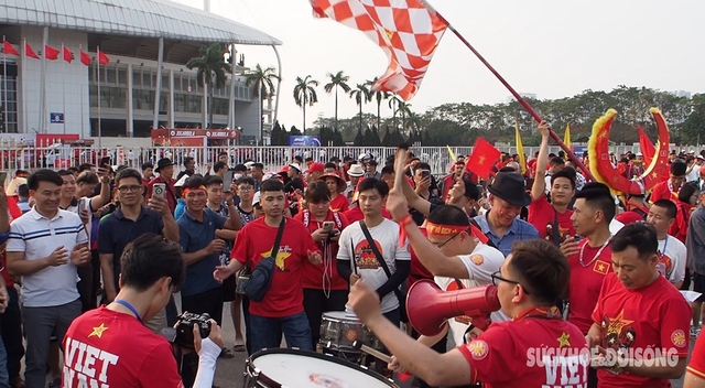 Người hâm mộ 'tiếp lửa' cho Đội tuyển trước trận Việt Nam và Indonesia- Ảnh 3.