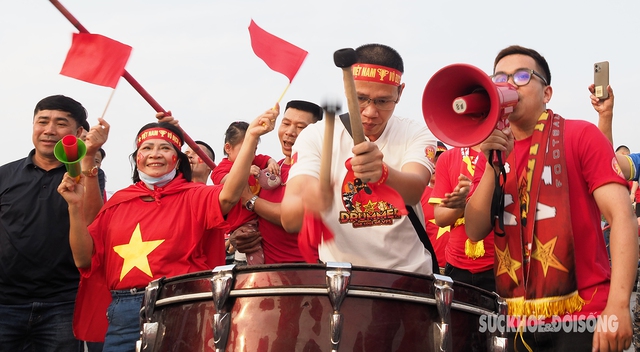 Người hâm mộ 'tiếp lửa' cho Đội tuyển trước trận Việt Nam và Indonesia- Ảnh 8.
