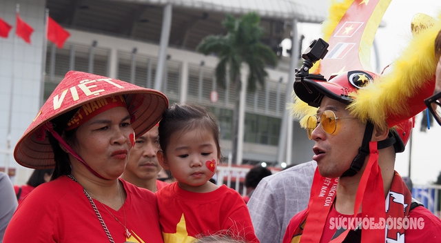 Người hâm mộ 'tiếp lửa' cho Đội tuyển trước trận Việt Nam và Indonesia- Ảnh 4.