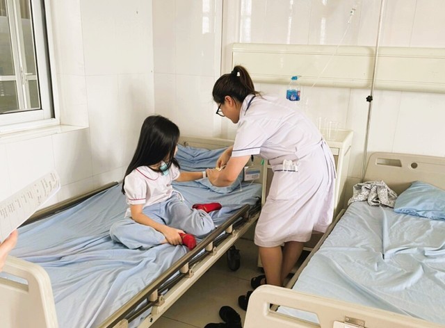 Hơn 30 học sinh phải nhập viện vì đau bụng, buồn nôn- Ảnh 1.